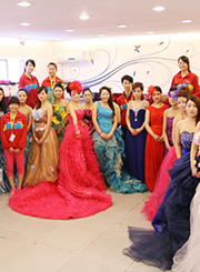 学生与自己的化妆作品 学生与自己的化妆作品