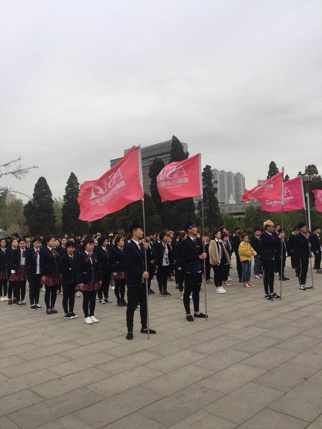 亚细亚全体师生清明扫墓 缅怀先烈