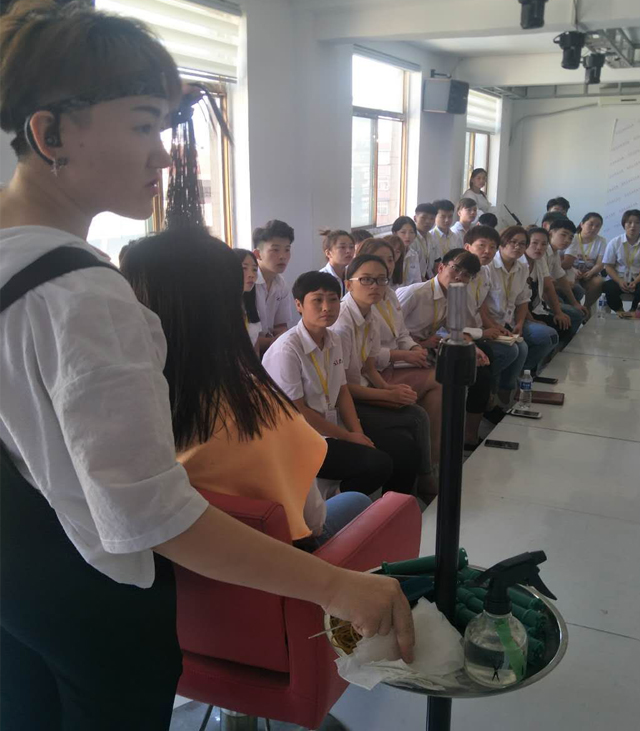 满时光业绩冠军开课了《解析发型的秘密》