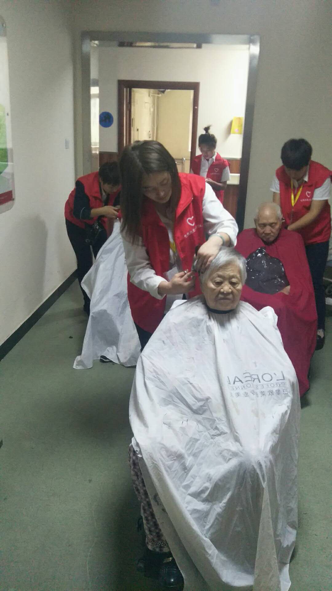 走进敬老院  义务献爱心