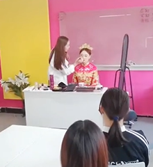 教师教授化妆技巧