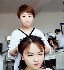 教师为学生化妆