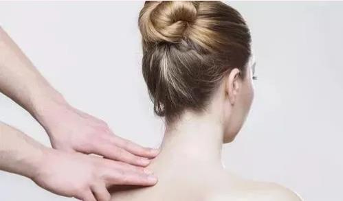 美发店里洗护常见的按摩手法 美发店里洗护常见的按摩手法