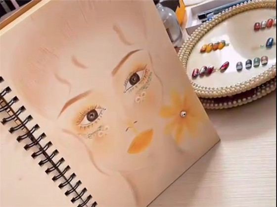 邯郸亚细亚美容美发学校学生在老师指导下进行纹绣练习